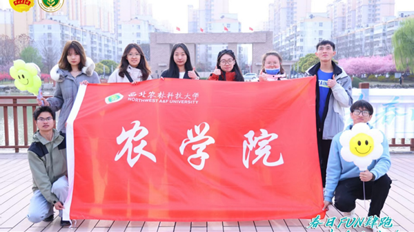 365WM完美体育沿游园路线跑步队伍合影_副本.png